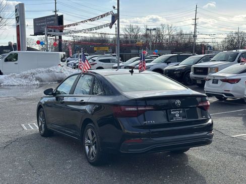 Used 2024 Volkswagen Jetta SE image 3