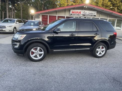 Used 2017 Ford Explorer XLT w/ Equipment Group 202A AWD/4WD image 6
