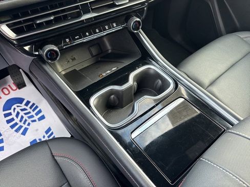 Used 2024 Chevrolet Traverse Z71 image 25