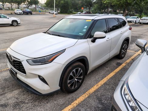 Used 2021 Toyota Highlander XLE FWD image 3