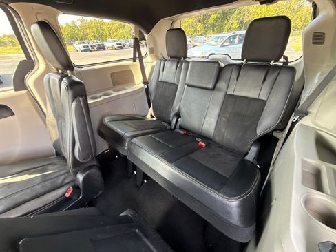Used 2019 Dodge Grand Caravan SXT FWD image 11
