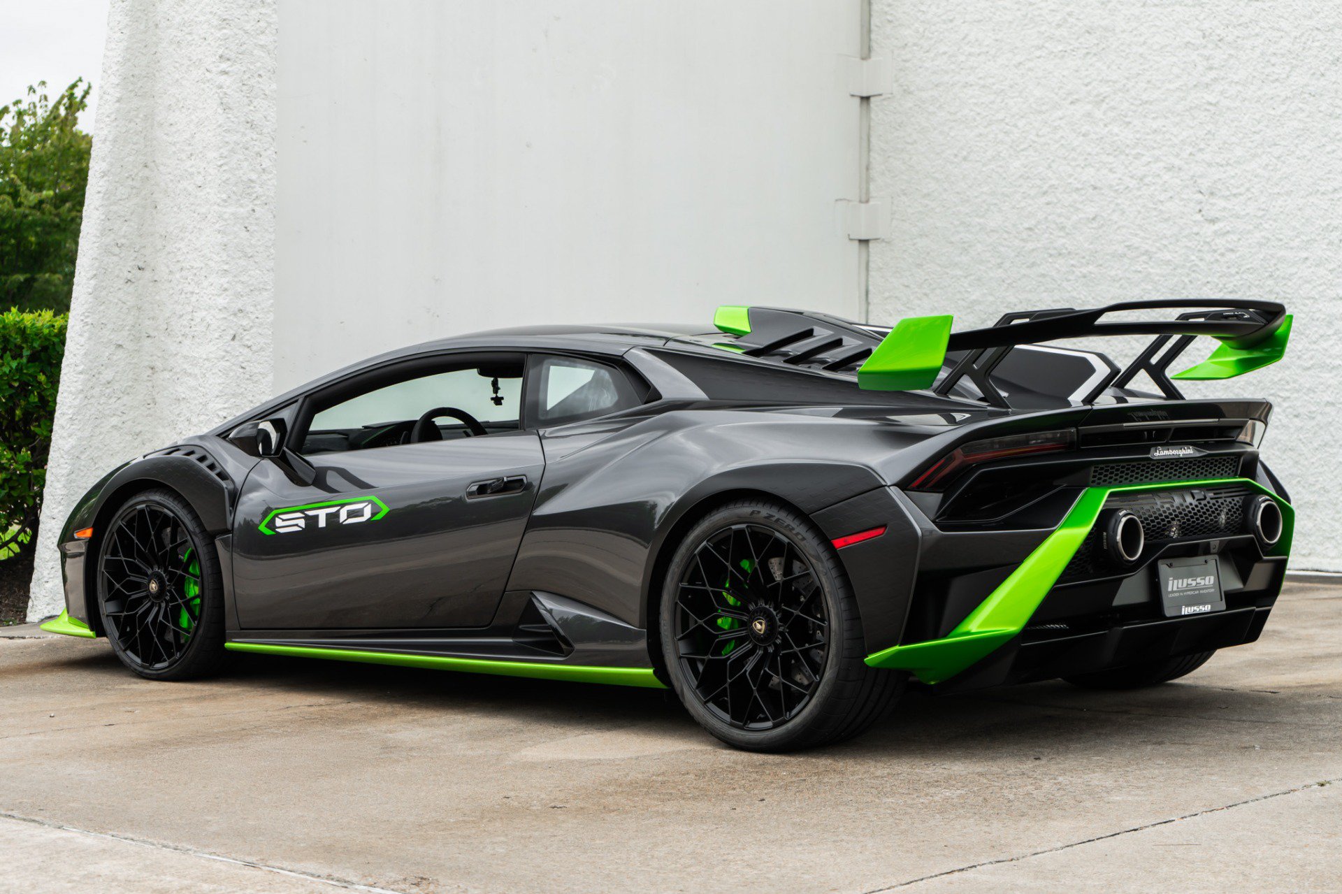 Used 2021 Lamborghini Huracan STO RWD image 10