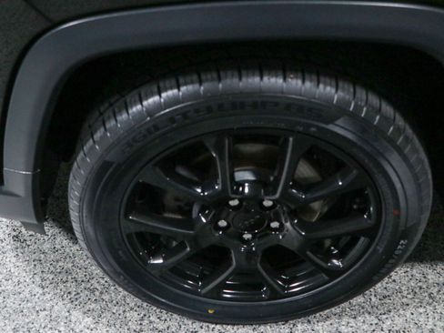 Used 2022 Jeep Compass Latitude FWD image 11