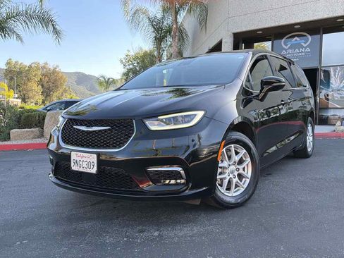 Used 2024 Chrysler Pacifica Touring FWD image 10