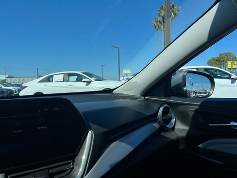 Used 2025 Chevrolet Trax LT image 36