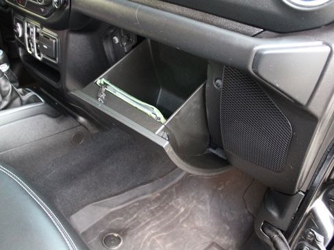 Used 2018 Jeep Wrangler Unlimited Sahara image 13