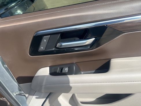 Used 2025 Chevrolet Suburban LT image 46