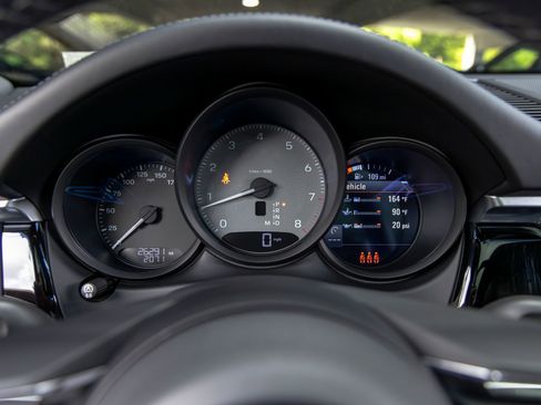 Certified 2022 Porsche Macan S AWD/4WD image 35