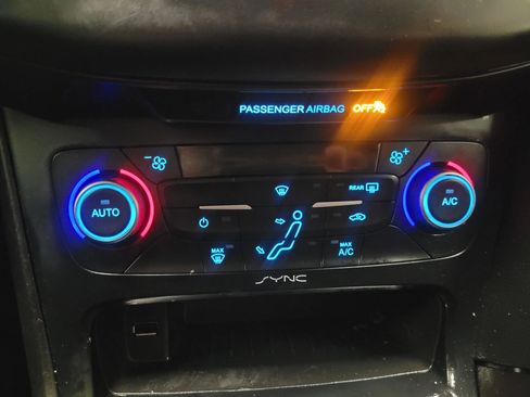 Used 2018 Ford Focus SE image 33