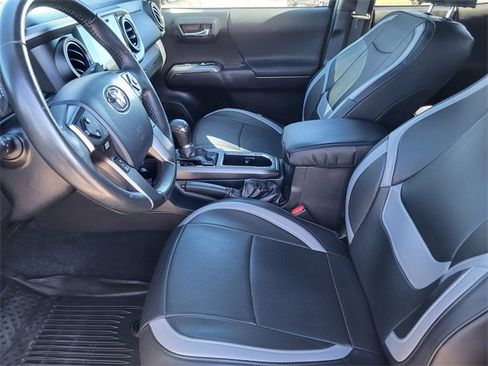 Used 2019 Toyota Tacoma TRD Off-Road w/ Technology Package image 13