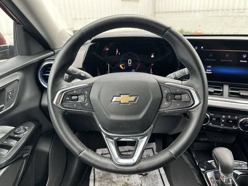 Used 2025 Chevrolet Trax LT w/ LT Convenience Package FWD image 13