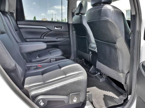 Used 2018 Toyota Highlander SE w/ Carpet Mat Package (TMS) AWD/4WD image 11