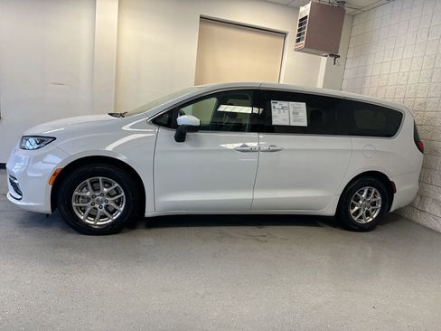 Used 2023 Chrysler Pacifica Touring-L image 42