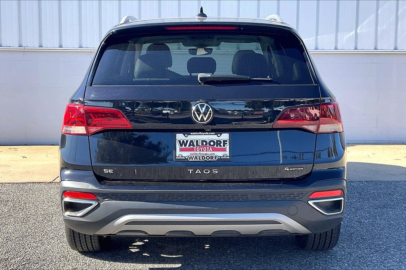 Used 2023 Volkswagen Taos SE w/ Panoramic Sunroof Package AWD/4WD image 5