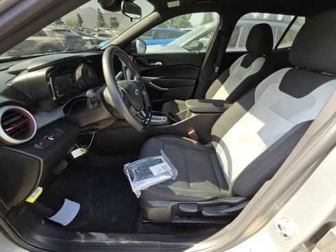 Used 2025 Chevrolet Trax RS w/ Driver Confidence Package FWD image 3