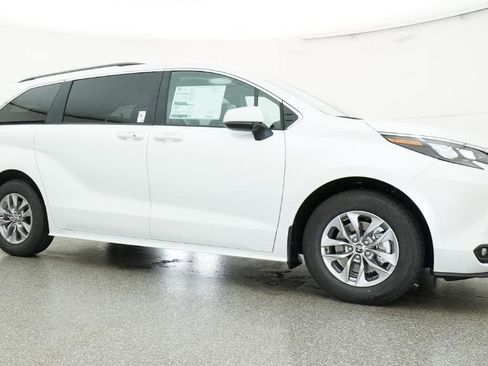 New 2026 Toyota Sienna XLE FWD image 19