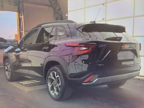 Used 2025 Chevrolet Trax LT FWD image 3