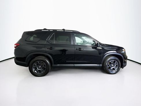 Used 2025 Honda Pilot TrailSport image 8