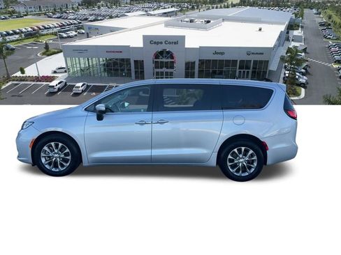 Used 2023 Chrysler Pacifica Touring-L image 38