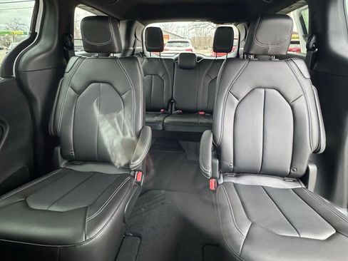 New 2026 Chrysler Pacifica Select image 13