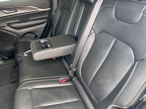 Used 2023 Jeep Grand Cherokee Limited image 24