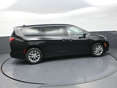 New 2026 Chrysler Pacifica Limited FWD image 10