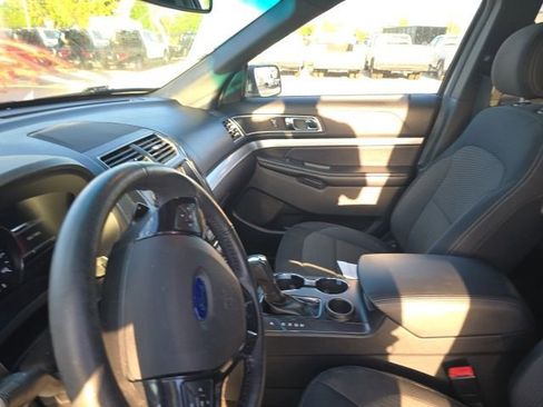 Used 2017 Ford Explorer XLT w/ Equipment Group 201A image 9