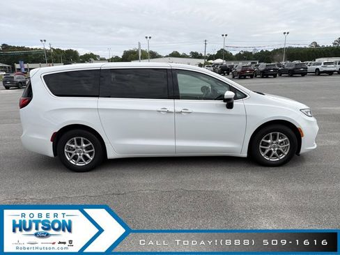 Used 2023 Chrysler Pacifica Touring-L FWD image 5