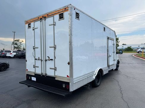 Used 2016 Chevrolet Express 4500 RWD image 4