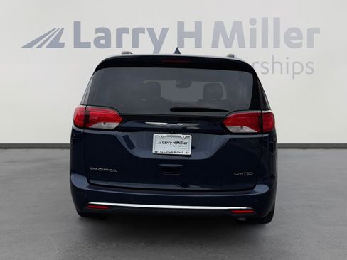 Used 2017 Chrysler Pacifica Limited w/ UConnect Theater Package image 4