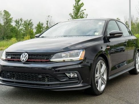 Used 2017 Volkswagen Jetta GLI FWD image 2