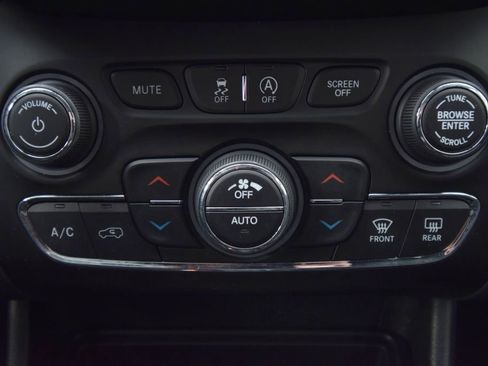 Used 2019 Jeep Cherokee Limited image 33