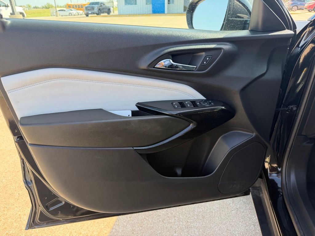 Used 2025 Chevrolet Trax LT FWD image 8