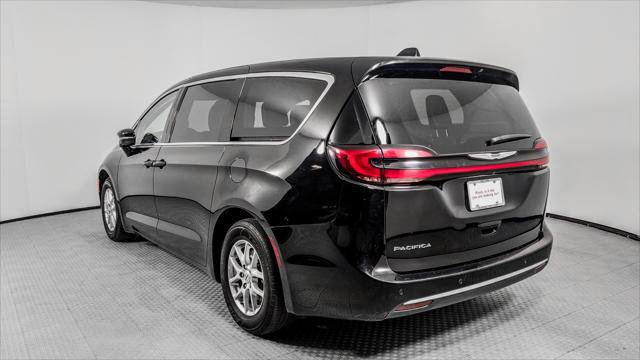 Used 2024 Chrysler Pacifica Touring-L FWD image 6