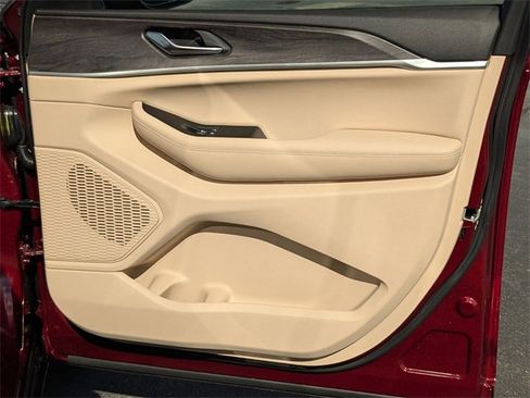 New 2025 Jeep Grand Cherokee Limited w/ Luxury Tech Group II image 36