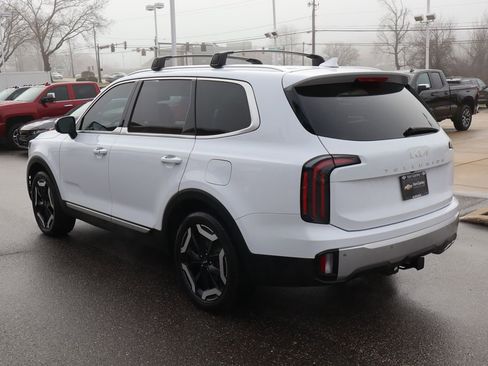 Used 2024 Kia Telluride EX w/ EX Captain's Chair Package image 32