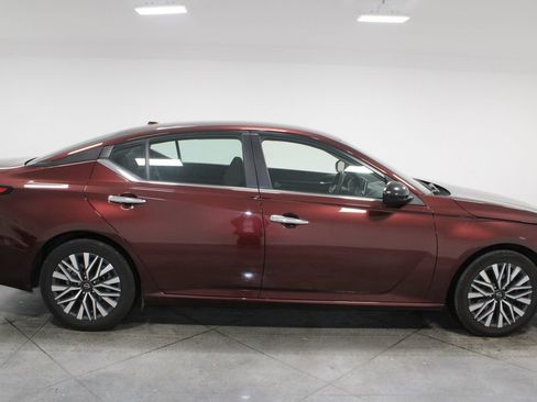 Used 2024 Nissan Altima 2.5 SV image 12