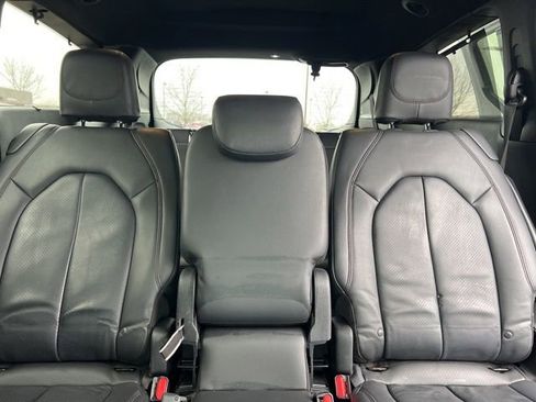 Used 2019 Chrysler Pacifica Touring-L image 29