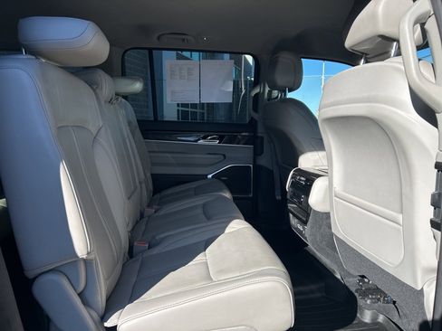 Used 2022 Jeep Wagoneer Series I image 32