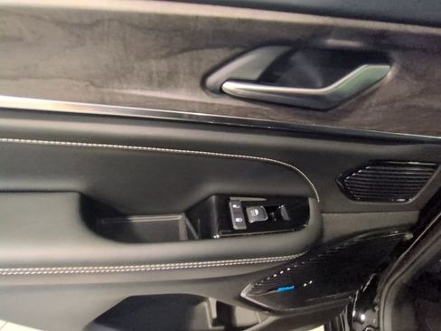 Used 2022 Jeep Grand Cherokee Overland w/ Luxury Tech Group IV image 24