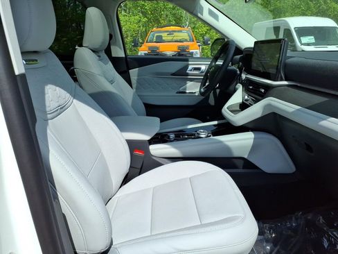 New 2026 Ford Explorer Platinum w/ LUX Leather Package AWD/4WD image 9