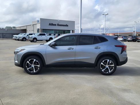 Used 2025 Chevrolet Trax RS w/ Sunroof Package image 2