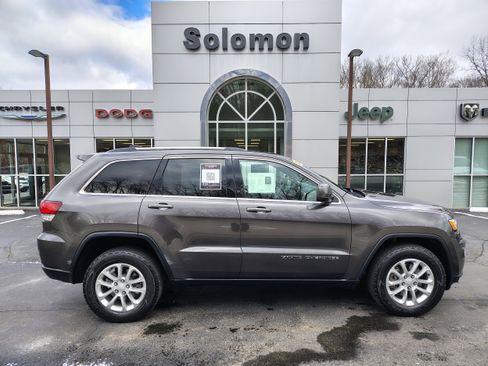 Certified 2021 Jeep Grand Cherokee Laredo image 1