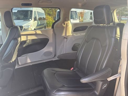 Used 2024 Chrysler Pacifica Touring-L FWD image 17