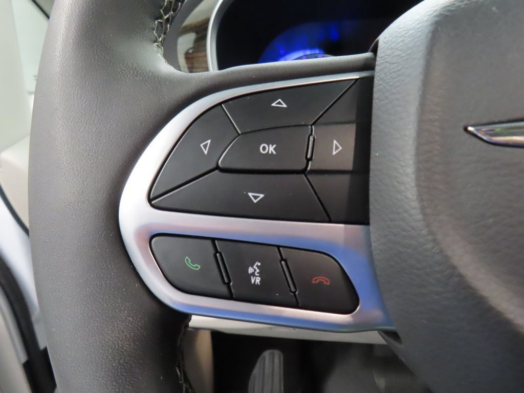Used 2024 Chrysler Pacifica Limited FWD image 50