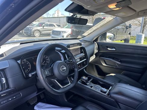 Used 2023 Nissan Pathfinder SL w/ Lighting Package (N92) AWD/4WD image 10