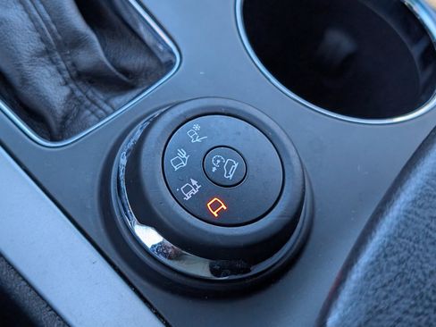 Used 2015 Ford Explorer XLT w/ Equipment Group 202B image 21