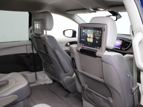 Used 2017 Chrysler Pacifica Touring-L Plus image 28