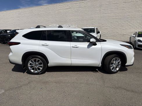 Used 2023 Toyota Highlander Limited FWD image 4