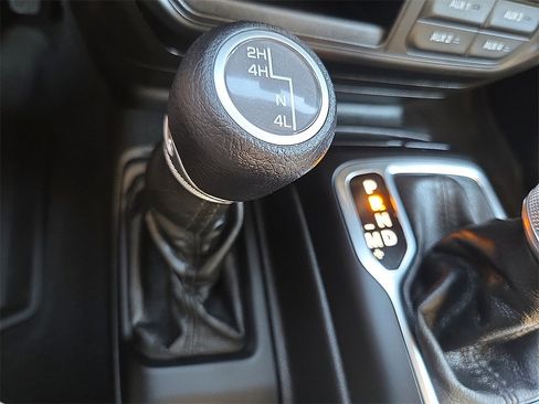 Used 2022 Jeep Gladiator Willys image 16